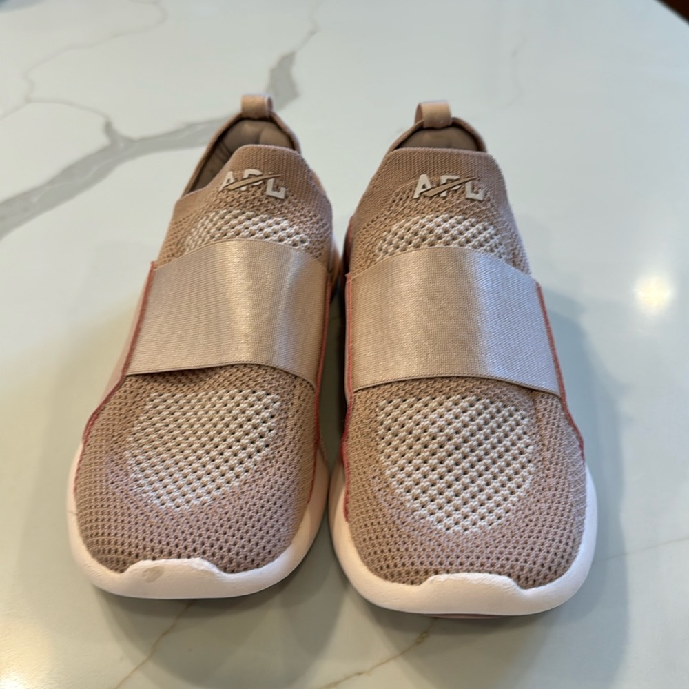 APL size youth 4! Girls shoe pink